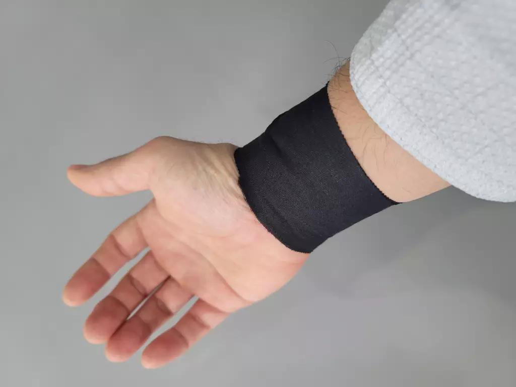 햄튼아담스테이프를 손목에 감은 모습.