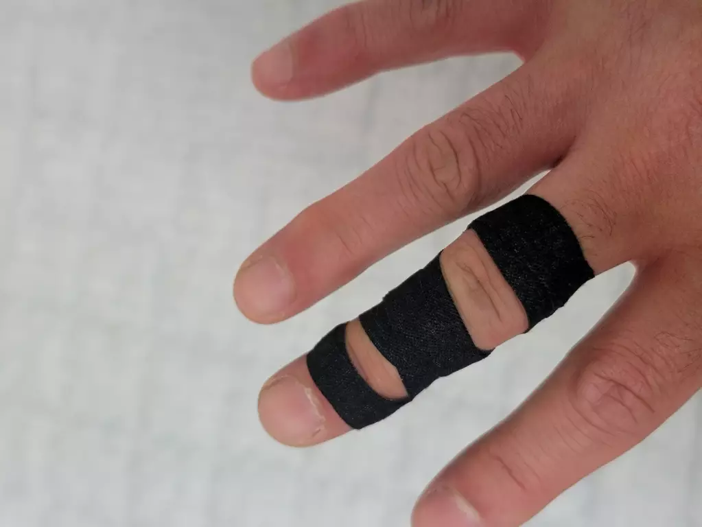 손가락 테이핑 모습